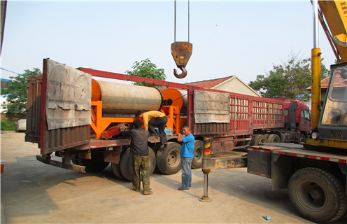 磁選機，磁選機的具體的工藝要求是怎么樣？_鐵礦磁選機滾筒的耐磨壽命和選礦企業(yè)生產(chǎn)效率！磁場一般為多少_磁塊如何排列