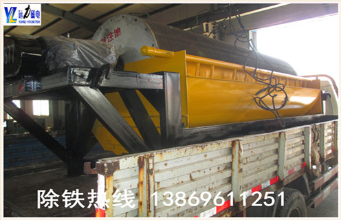 拋丸機(jī)永磁筒式磁選機(jī)工作原理: 經(jīng)原料礦石篩選后由進(jìn)料器從干式磁選機(jī)的頂部,通過料斗連接,在流動(dòng)到頂部的輥?zhàn)铀蓜?dòng),狀態(tài)下降時(shí),鐵磁性材料通過重力和磁力,快速落在滾筒上,并吸附在滾筒表面. 非磁性有色金屬材料在重力作用下落在磁性材料的外面.這些材料隨著筒體的旋轉(zhuǎn),非磁性材料在重力作用下從氣缸下落,在滑槽中.含鐵磁性材料吸附在圓筒的表面上并繼續(xù)旋轉(zhuǎn),直到其不具有磁力.材料從帶式輸送機(jī)排出,并最終分成含鐵材料和無鐵材料. 3.拋丸機(jī)永磁筒磁選機(jī)實(shí)驗(yàn) 濰坊遠(yuǎn)力磁電配備各類選礦實(shí)驗(yàn)的磁選設(shè)備,型號(hào)齊全,優(yōu)質(zhì)低價(jià),可定制,并且公司成立了大型選礦實(shí)驗(yàn)室,可以普通的金屬礦物和非金屬礦物加工在機(jī)器上和實(shí)驗(yàn)室為客戶分析其成份,并為客戶推薦客戶使用相關(guān)型號(hào).