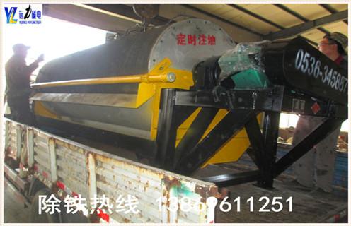 永筒式磁選機(jī)主要組成 由圓筒,輥,刷輥,磁力系統(tǒng),油箱,傳動部分六部分組成.圓筒由2-3mm不銹鋼板軋制成管,端蓋由鑄鋁或工件制成,并與不銹鋼螺釘和圓筒連接.電機(jī)通過減速機(jī)或直接使用無極調(diào)速電機(jī),從動氣缸,磁輥和刷輥進(jìn)行旋轉(zhuǎn)運動. 4.永磁筒式磁選機(jī)的磁系系統(tǒng) 磁系統(tǒng)用于開磁系統(tǒng),安裝在氣缸和裸磁全.磁塊通過不銹鋼螺栓安裝在磁軛的底板上,磁軛的軸延伸出圓筒,磁軛的端部固定.拉動臂可以調(diào)節(jié)磁系統(tǒng)的偏轉(zhuǎn)角,調(diào)節(jié)適當(dāng)?shù)臈U可以固定.箱體的工作區(qū)域由不銹鋼板制成,框架和箱體的其他部分用普通鋼焊接.