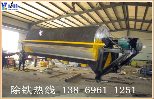 一.永磁筒式磁選機的磁選粒度  　　半逆流永磁筒式磁選機適用于礦石粒度在0～0.2mm的粗選和精選;順流永磁筒式磁選機適用于粒度在0～0.5mm的粗選和精選;逆流槽永磁筒式磁選機適用于礦石粒度為0～0.6mm的粗選和掃選.  　　濰坊遠力生產(chǎn)的永磁筒式磁選機采用磁性較高的稀土釹鐵硼磁塊和鐵氧體磁塊組成復合磁系,具有磁場強度高,磁力大,不容易退磁的主要特性,因此,性能可靠穩(wěn)定,生產(chǎn)能力大,適應能力強,是一家不錯的選礦磁選設備.  　　二.永磁筒式磁選機磁選結(jié)構(gòu)  　　永磁筒式磁選機主要由氣缸,托輥,毛刷輥,磁系統(tǒng),油箱,傳動部分6個部件.圓筒由2-3mm不銹鋼板焊成筒,端蓋為鋁合金鑄件或工件,用不銹鋼螺釘和桶連接.電機或直接通過減速無極變速電動機,驅(qū)動缸,磁性輥和刷輥作旋轉(zhuǎn)運動.磁系為開放式磁系,裝在氣缸和裸露的全磁磁鐵用不銹鋼螺栓裝在磁軛的地板,出缸叉軸,軸固定有拐臂.  　　三.永磁筒式磁選機的磁場強度  　　永磁筒式磁選機低磁場強度采用分離鐵顆粒散裝物料,它也可以用來除去或豐富干礦物質(zhì)含量的強磁性：礦石后淤漿罐入罐后,自來水管水進入水箱的礦物顆粒的影響下的磁場的作用,磁性礦物顆粒的磁極運動磁聚發(fā)生,并且被吸引到氣缸(磁選機)沿氣缸的旋轉(zhuǎn)方向交替的磁極的極性,并在工作中,被固定交替的磁極的磁力攪拌產(chǎn)生的現(xiàn)象的非磁性礦物中,由于關(guān)閉,并在氣缸的內(nèi)表面的吸最終濃縮物.磁性的鼓分離器濃縮沿磁性圓筒的邊緣到最弱的上面的磁系統(tǒng),在卸荷作用的沖洗水噴霧排入精礦槽中,如果是全磁磁輥,刷輥,卸礦是開展.非性或弱磁性礦物被留漿在泄流槽,即是尾礦.