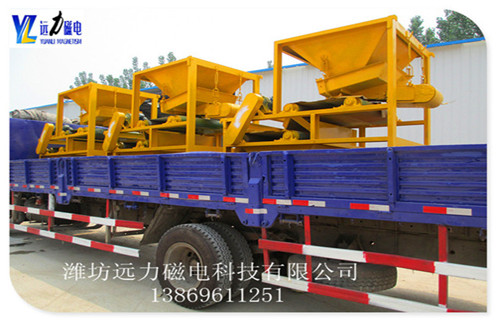 　2.干式高磁場磁選機的磁力線     干磁磁選機磁力線幾乎全部四種鐵素體,磁場等級無變化,鐵礦石滾動效果差,進一步導致磁選機運行礦山.逃跑的不僅是資源,而且是硬賺錢的投資者.我廠生產(chǎn)的專利干式磁選機全部采用當今磁性能最好的NdFeB作為磁源.  　　2.1NdFeB具有高磁場,最高單磁場可達到5000高斯磁場,是一種磁鐵可以設(shè)計達到磁強度,不需要多疊層.高磁場保證了第一次高回收率,強大穩(wěn)定的磁源,使鐵礦石在干法回收過程中的回收率超過95%;  　  2.2磁穩(wěn)定性,在惡劣的工作環(huán)境下保持磁力的長期穩(wěn)定性,在室溫10年內(nèi)磁退磁不超過5%.  　　2.3開放運動復(fù)合磁性系統(tǒng)的磁性系統(tǒng),多層分選,增加分選過程中的磁性反演強度和速度,逐步降低既能保證高鐵回收率又能增加鐵礦石的品位.而且不粘管,不包裹,具有產(chǎn)量高,分選效果好的靜電.回收不僅是資源,而且是投資者的利潤.