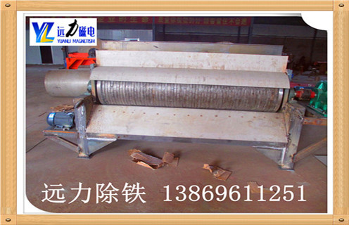 湖北濕式錳礦磁選機,濕式錳礦磁選機適用于赤鐵礦.褐鐵礦.鏡鐵礦.錳鐵礦.鎳礦.鈦鐵礦等弱磁性礦物的濕式磁選作業(yè).該設備對選別粒度要求低,不需要磨礦,工藝簡單,耗能低,可一次性提高礦石品位10-30個金屬品位.  　　1.湖北濕式錳礦磁選機的優(yōu)點  　　1.1.錳礦濕式磁選機圓筒轉速：  　　轉速的轉速,這樣的設計直接決定了礦物顆粒所受到的離心力的大小.旋轉速度增加,通過磁場吸引力,即使其中的小塊礦物顆粒被甩入尾礦,精品礦物的品位也得到提升,但對鐵回收有一些不是特別全面的影響.應該特別注意濃縮物的質量和處理量,所以濕式磁選機的滾筒的轉速應當適當地改變.