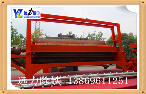 1.1.錳礦濕式磁選機圓筒轉速：  　　轉速的轉速,這樣的設計直接決定了礦物顆粒所受到的離心力的大小.旋轉速度增加,通過磁場吸引力,即使其中的小塊礦物顆粒被甩入尾礦,精品礦物的品位也得到提升,但對鐵回收有一些不是特別全面的影響.應該特別注意濃縮物的質量和處理量,所以濕式磁選機的滾筒的轉速應當適當地改變.  　　1.2.錳礦濕式磁選機磁偏角：  　　磁偏角的大小,決定了分選區(qū)域的大小.礦物物料隨著磁偏角的增大,分選面積變小,分選時間縮短,濃縮品級別提高,對其它方面的影響相對較小,可以獲得滿意的結果.公司的濕式濕式磁選機磁性系統非常完善,磁路合理,磁偏角可根據不同礦石特性要求,可在5°-25°范圍內調整.  　　1.3.錳礦濕式磁選機工作間隙：   工作間隙為氣缸和罐體之間的掃掠區(qū)域底部,用于最小漿料通過截面.其尺寸決定了濕式磁選機的容量,間隙越大,體積越大,但尾渣損失越多;相反,加工量小,影響生產,根據不同情況,間隙一般為35-60mm.  　　1.4.錳礦濕式磁選機在間隙處：   在集中器處的間隙,根據生產能力確定.太小影響礦石的排放,而尾礦等級也增加,降低了加工能力;根據濃縮物的大小,間隙為15-25mm,一般取20mm.  　　錳礦濕式磁選機廠家提醒用戶不僅要考慮質量,性能和價格因素,還要考慮廠家的售后服務,良好的售后服務為客戶減少不必要的麻煩數量.濰坊遠力磁電始終堅持“客戶至上”的態(tài)度,執(zhí)行高標準,高品質的服務態(tài)度,定期對客戶滿意度進行調查,并嚴格監(jiān)督售后服務的質量,以消除客戶的顧慮,購買用戶完全沒有后顧之憂.