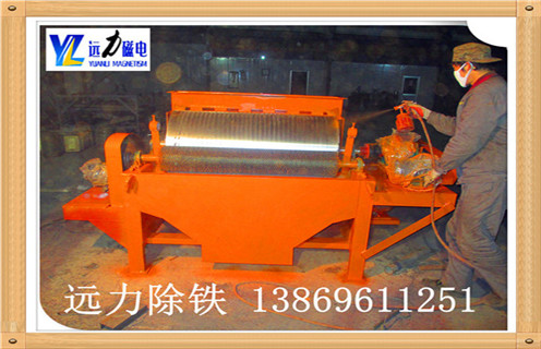 濕式磁選機(jī)被越來(lái)越多的選礦廠(chǎng)家購(gòu)買(mǎi),說(shuō)明我們的濕式磁選法已經(jīng)受到了越來(lái)越多的人歡迎和使用,這也就進(jìn)一步證明了濕式磁選設(shè)備的配件的銷(xiāo)售,越來(lái)越多的人詢(xún)問(wèn)關(guān)于其配件的價(jià)格,下面我們就來(lái)具體說(shuō)說(shuō).  　　在濕式磁選機(jī)內(nèi)部中,主要的配件包括了磁筒.磁系.磁塊.擋板.進(jìn)料口和排料口等組成,各個(gè)配件的價(jià)錢(qián)是不一樣的,比如像我們給您提供的磁塊,每個(gè)又不一樣,如果您需要更換磁塊,最好可以請(qǐng)我們工作人員上門(mén)去查看詳細(xì),看看您的設(shè)備是否需要更換,要更換幾個(gè)等,具體的價(jià)格就會(huì)出來(lái),然后我們?cè)俸蒙塘?我們廠(chǎng)家為您提供的濕式磁選機(jī)配件的價(jià)格在同行業(yè)中是比較實(shí)惠的.