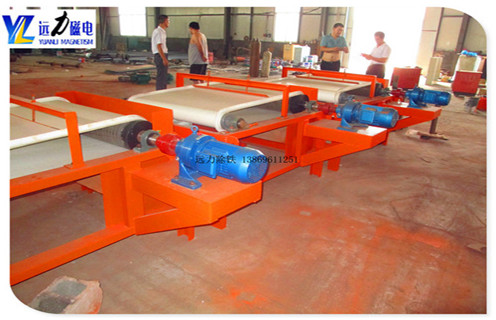 干式磁選機(jī)工作原理及參數(shù),遠(yuǎn)力磁電生產(chǎn)的干式磁選機(jī),所選擇的礦物主要是石英砂,石英砂其實(shí)是一種重要的非金屬礦物,主要是被石英石加工破碎.石英砂的一個(gè)重要應(yīng)用是作為陶瓷體和釉料原料使用,但往往含有赤鐵礦,褐鐵礦,黑云母等雜質(zhì). 1.干式磁選機(jī)的工作原理 石英砂干式高強(qiáng)磁磁選機(jī)可以去除一種鐵雜質(zhì),提高煅燒后石英砂的亮度,以及陶瓷制品的光澤度,從而提高產(chǎn)品的價(jià)值石英砂干式高強(qiáng)度磁選機(jī)使用帶式分選結(jié)構(gòu),在整個(gè)工作區(qū)從進(jìn)料到物料,由帶驅(qū)動(dòng)的材料,物料可以進(jìn)行多次磁力攪拌,同時(shí)起到水沖洗的作用,去除磁性尾礦,帶有磁性將礦物輸送到選板機(jī)的退磁區(qū),使得具有磁性的礦物通過(guò)退磁裝置去除,完成修整過(guò)程,機(jī)器功率小,處理量大,磁場(chǎng)強(qiáng)度高,實(shí)現(xiàn)質(zhì)量好,可以獲得更大的效益.