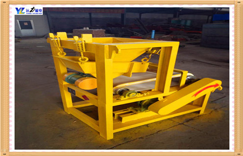 2..干式磁選機(jī)的磁系結(jié)構(gòu)及參數(shù) 2.1.采用優(yōu)質(zhì)材料作為磁性介質(zhì),磁場(chǎng)可有效聚合,有效磁分離磁感應(yīng)強(qiáng)度高,磁場(chǎng)強(qiáng)度7000至14000GS; 2.2.磁系統(tǒng)采用NdFeB高 2.3.節(jié)能環(huán)保:設(shè)備采用永磁體系統(tǒng),石英砂干式高強(qiáng)度磁選機(jī)低功耗,無(wú)勵(lì)磁和無(wú)耗電.磁系統(tǒng)不需要能量和冷卻系統(tǒng),結(jié)構(gòu)緊湊,重量輕,占地面積小,制造和運(yùn)行成本低,操作和維護(hù)方便,性能穩(wěn)定.低成本設(shè)備,空間發(fā)展理想; 2.4.設(shè)備用于刷洗卸礦,完全卸料,防止細(xì)礦物在工作區(qū)的吸附; 2. 5.適用范圍廣,礦物分選,分選效果高,濃度高,尾渣少.石英砂干式高強(qiáng)度磁選機(jī)有很多特點(diǎn).