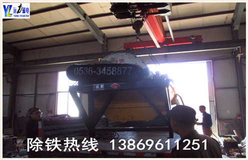 .干式磁選機(jī)筒體產(chǎn)品噪音原因:底箱中有障礙物 1.1檢查人員檢修后將雜物遺留在底箱內(nèi); 1.2由于管理不善或操作不慎將檢查用的小勺頭.鐵管頭.鐵絲等雜物掉進(jìn)底箱內(nèi); 1.3有些選礦廠用立式泵.回收泵處理泵坑礦泥,這些礦泥打到磁選機(jī)的某個系統(tǒng)中,由于礦泥中含有鐵絲.螺帽.焊條頭.碎鋼球.水泥塊等雜物,若除渣設(shè)備失效,使這些雜物隨礦漿進(jìn)入底箱內(nèi),卡在底箱某處與筒體產(chǎn)生撕裂與摩擦聲. 2.干式磁選機(jī)筒體產(chǎn)生噪音解決措施: 2.1干式磁選機(jī)底箱中如有障礙物,發(fā)現(xiàn)后要立即停機(jī)清理底箱取出障礙物,檢查清渣設(shè)備是否完好. 2.1干式磁選機(jī)筒體耐磨層劃壞.筒體磨漏 2.3涂刷耐磨層的原料因其配方.溫度.時間.衛(wèi)生等情況不適.耐磨層過早脫落,使筒體磨漏.也有底箱隔板偶然開焊凸起,將耐磨 層劃壞等現(xiàn)象. 2.4由于某種原因,底箱突然進(jìn)入鋒利的鐵器,或底箱中積累的雜物,又得不到及時清理,卡在槽體與磁選機(jī)筒體之間,發(fā)出撕裂與摩擦聲,將耐磨層刮起或磨壞,嚴(yán)重時會把筒體磨漏. ?發(fā)現(xiàn)以上這些現(xiàn)象都要停機(jī)處理,首先將刮起的耐磨層剪斷,然后進(jìn)行修補(bǔ).并取出底箱里的障礙物,筒體磨漏要更換筒體,定期清理底箱.