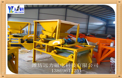 永磁磁選機(jī)的試車(chē)流程是啥樣子的，濰坊遠(yuǎn)力磁電生產(chǎn)的永磁磁選機(jī)是根據(jù)各種礦物不同的比磁化系數(shù),利用磁力進(jìn)行礦物分選.當(dāng)?shù)V漿進(jìn)入分選區(qū)時(shí),由于各種礦物比磁化系數(shù)不同,在磁場(chǎng)磁力作用下,強(qiáng)磁性礦物被吸附在圓筒表面上,隨圓筒旋轉(zhuǎn)帶到精礦礦口,脫離磁系后借精礦沖洗水排入精礦箱;脈石和弱磁性礦物不能被磁力吸引,在槽體內(nèi)礦漿流的作用下,順圓筒旋轉(zhuǎn)方向自流進(jìn)入尾礦排礦箱.